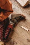 Littlefashionaddict - Sproet & Sprout - AW23 - The Alpine Hut - sportsokken voor jongens en meisjes met tekening van een eekhoorn - Sport Socks Squirrel Barn Red - Vanaf 4 tot 10 jaar in stock en verkrijgbaar bij Little Fashion Addict