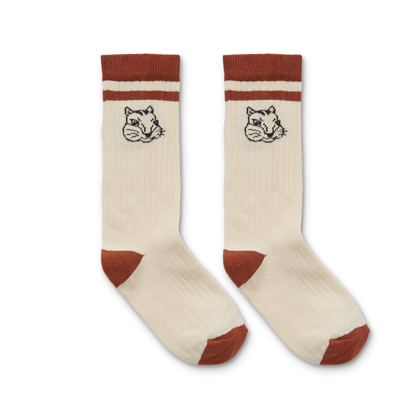 Littlefashionaddict - Sproet & Sprout - AW23 - The Alpine Hut - sportsokken voor jongens en meisjes met tekening van een eekhoorn  - Sport Socks Squirrel Barn Red - Vanaf 4 tot 10 jaar in stock en verkrijgbaar bij Little Fashion Addict