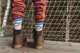 Littlefashionaddict - Sproet & Sprout - AW23 - The Alpine Hut - sportsokken voor jongens en meisjes met blauwe vakken en de tekst 'Auf Wiederschnitzel' - Sport Socks Auf Wiederschnitzel - Vanaf 4 tot 10 jaar in stock en verkrijgbaar bij Little Fashion Addict