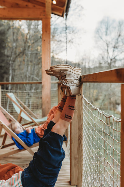 Littlefashionaddict - Sproet & Sprout - AW23 - The Alpine Hut - Caramel café sokken met de tekst op 'Squirrel Squad' voor zowel jongens als meisjes. - Vanaf 4 tot 10 jaar in stock en verkrijgbaar bij Little Fashion Addict