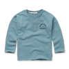 Littlefashionaddict - Sproet & Sprout - AW23 - The Alpine Hut - Grandad Sweatshirt Raclette Vedette - In het lichtblauw en met lange mouwen - Jongensmode - Vanaf 4 tot 10 jaar in stock en verkrijgbaar bij Little Fashion Addict