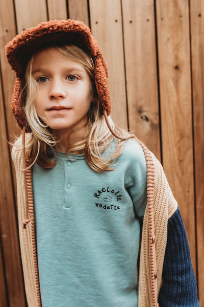 Littlefashionaddict - Sproet & Sprout - AW23 - The Alpine Hut - Grandad Sweatshirt Raclette Vedette - In het lichtblauw en met lange mouwen - Jongensmode - Vanaf 4 tot 10 jaar in stock en verkrijgbaar bij Little Fashion Addict