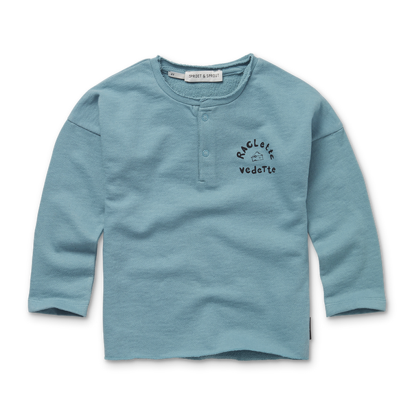 Littlefashionaddict - Sproet & Sprout - AW23 - The Alpine Hut - Grandad Sweatshirt Raclette Vedette - In het lichtblauw en met lange mouwen - Jongensmode - Vanaf 4 tot 10 jaar in stock en verkrijgbaar bij Little Fashion Addict