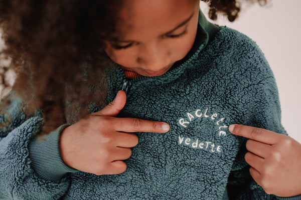 Littlefashionaddict - Sproet & Sprout - AW23 - The Alpine Hut - Sweatshirt Turtle neck Teddy - Mood Indigo - Meisjessweater - Vanaf 4 tot 10 jaar in stock en verkrijgbaar bij Little Fashion Addict