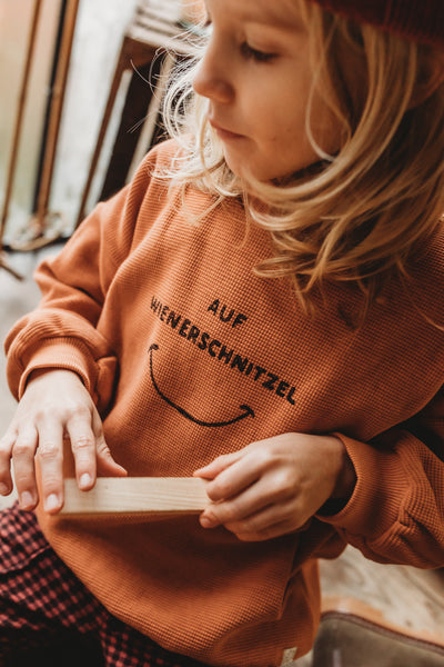 Littlefashionaddict - Sproet & Sprout - AW23 - The Alpine Hut - Sweatshirt Waffle Auf Wiederschnitzel - Voor jongens - Vanaf 4 tot 10 jaar in stock en verkrijgbaar bij Little Fashion Addict