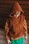 Littlefashionaddict - Sproet & Sprout - AW23 - The Alpine Hut - Teddy Sleeveless Anorak - Voor jongens en meisjes  - Vanaf 4 tot 10 jaar in stock en verkrijgbaar bij Little Fashion Addict