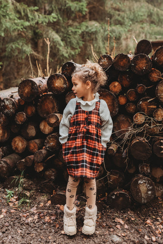 Littlefashionaddict - Sproet & Sprout - AW23 - The Alpine Hut - Salopette Dress Flannel Check in het Barn Red - Voor meisjes - Vanaf 4 tot 10 jaar in stock en verkrijgbaar bij Little Fashion Addict