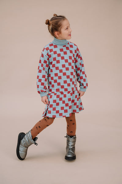 Littlefashionaddict - Sproet & Sprout - AW23 - The Alpine Hut - Dress Turtle Neck Blocks Print - Meisjesmode - Vanaf 4 tot 10 jaar in stock en verkrijgbaar bij Little Fashion Addict