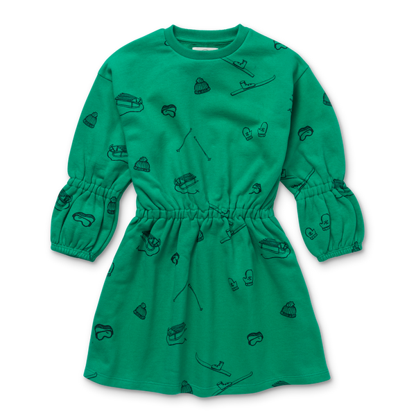 Littlefashionaddict - Sproet & Sprout - AW23 - The Alpine Hut - Sweat Dress Ski Print - in het Felgroen - Meisjesmode - Vanaf 4 tot 10 jaar in stock en verkrijgbaar bij Little Fashion Addict