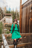 Littlefashionaddict - Sproet & Sprout - AW23 - The Alpine Hut - Sweat Dress Ski Print - in het Felgroen - Meisjesmode - Vanaf 4 tot 10 jaar in stock en verkrijgbaar bij Little Fashion Addict