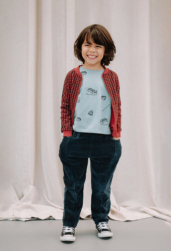 Littlefashionaddict - Sproet & Sprout - AW23 - The Alpine Hut - Jongensbroek - Pants Velvet Sweat in Mood Indigo - Voor jongens - Vanaf 4 tot 10 jaar in stock en verkrijgbaar bij Little Fashion Addict