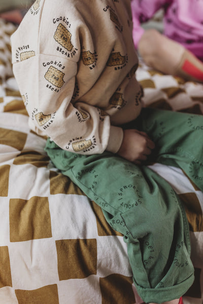 Unisex Sweater Pocket Cookies Print van Sproet & Sprout's Hotel de Botel collectie | Verkrijgbaar voor jongens en meisjes van 4 tot 10 jaar bij Little Fashion Addict