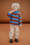 Sproet & Sprout denim broek voor jongens met vrolijke all-over hondenprint | Verkrijgbaar bij Little Fashion Addict