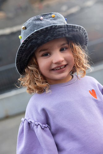 Sweater met pofmouwen in lichtpaars met rood hart borduursel op de borst van Sproet & Sprout | Sweatshirt Puff Sleeves Heart Lavender | A Cosmic Romance collectie