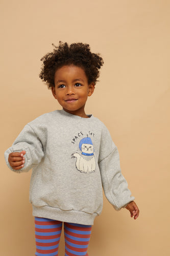 Lichtgrijze unisex sweater met Space Cat print van Sproet & Sprout | Sweatshirt Space Cat Grey Melee | A Cosmic Romance collectie