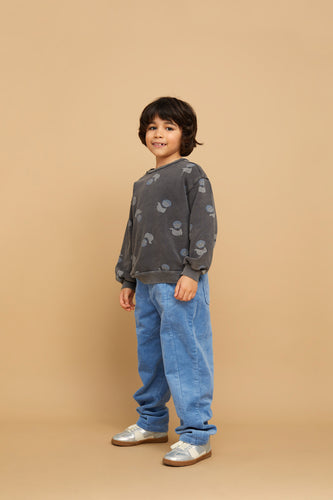 Sweater voor jongens in afgewassen zwart met all-over Space Cat print van Sproet & Sprout | Sweatshirt Space Cat Print Washed Black | A Cosmic Romance collectie