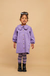 Denim kleedje in paars met knoopsluiting en pofmouwen – Sproet & Sprout. | Denim Dress Lavender uit de A Cosmic Romance Collectie