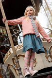 Gebreide sjaal met strepen in perzikroze en donkergroen van Sproet & Sprout | Ontdek a Cosmic Romance van Sproet & Sprout bij Little Fashion Addict