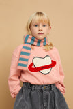 Gebreide sjaal met strepen in perzikroze en donkergroen van Sproet & Sprout | Ontdek a Cosmic Romance van Sproet & Sprout bij Little Fashion Addict