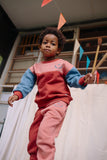 Comfortabele sweater met colourblock design in roze, terracotta en blauw van Sproet & Sprout.