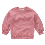 Zacht oudroze meisjessweater met subtiel ton-sur-ton logo uit de Club Chaos collectie van Sproet & Sprout.