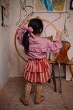 Meisje draagt de zacht oudroze sweater met ruffles op de rug uit de Club Chaos collectie van Sproet & Sprout.