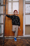 Jongen draagt de gebreide trui in Washed Black (gewassen zwart) uit de Club Chaos collectie van Sproet & Sprout.