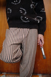 Jongen draagt de gebreide trui in Washed Black (gewassen zwart) uit de Club Chaos collectie van Sproet & Sprout.