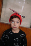 Jongen draagt de gebreide trui in Washed Black (gewassen zwart) uit de Club Chaos collectie van Sproet & Sprout.