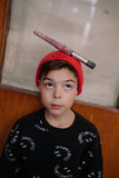 Jongen draagt de gebreide trui in Washed Black (gewassen zwart) uit de Club Chaos collectie van Sproet & Sprout.
