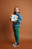 Kind draagt de unisex gestreepte sweater in Deep Green met lila strepen uit de Club Chaos collectie van Sproet & Sprout.