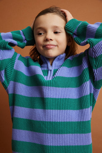 Kind draagt de unisex gestreepte sweater in Deep Green met lila strepen uit de Club Chaos collectie van Sproet & Sprout.