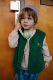 Kind draagt de unisex teddy gilet in Deep Green uit de Club Chaos collectie van Sproet & Sprout.