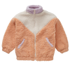 Teddy meisjesjas met colourblock in zand, perzik en zacht lila uit de Club Chaos collectie van Sproet & Sprout.