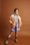 Meisje draagt de teddy colourblock jas in zand uit de Club Chaos collectie van Sproet & Sprout.