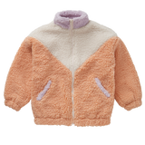 Teddy meisjesjas met colourblock in zand, perzik en zacht lila uit de Club Chaos collectie van Sproet & Sprout.