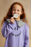 Kind draagt de sweaterjurk in zacht lila met Club Chaos-print uit de Club Chaos collectie van Sproet & Sprout.