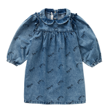 Denim jurk met Club Chaos-print en Peter Pan-kraag uit de Club Chaos collectie van Sproet & Sprout.