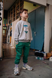 Jongen draagt de diepgroene sweatpants uit de Club Chaos collectie van Sproet & Sprout.