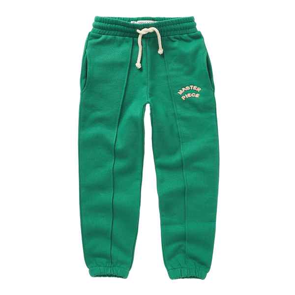 Jongens sweatpants in diepgroen met Master Piece-detail uit de Club Chaos collectie van Sproet & Sprout.