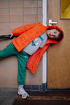 Jongen draagt de diepgroene sweatpants uit de Club Chaos collectie van Sproet & Sprout.