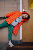 Jongen draagt de diepgroene sweatpants uit de Club Chaos collectie van Sproet & Sprout.