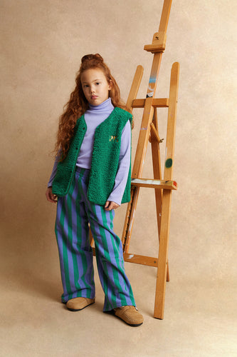 Meisje draagt een gestreepte broek in lila en diepgroen van Sproet & Sprout uit de Club Chaos collectie.