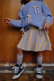 Kind draagt lila kindersokken van Sproet & Sprout onder een rok uit de Club Chaos collectie.