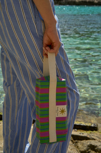 Handgemaakte Groene Sakura Beach Pouch van Studio Noos met Japanse kersenbloesemprint, ideaal voor het opbergen van baby essentials of make-up. Verkrijgbaar bij Little Fashion Addict