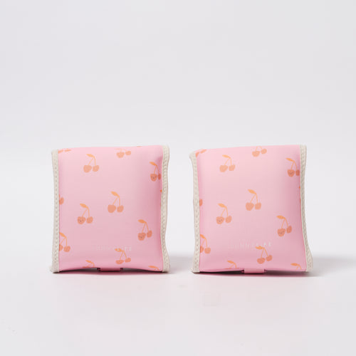 Set roze zwemarmbandjes van Sunnylife met kersenprint voor kinderen van 4 tot 6 jaar | Ontdek Sunnylife bij Little Fashion Addict
