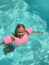 Lichtroze floatie jacket met kersenthema van Sunnylife voor kinderen van 3 tot 6 jaar – met vaste armbandjes en rugsluiting | Ontdek Sunnylife bij Little Fashion Addict
