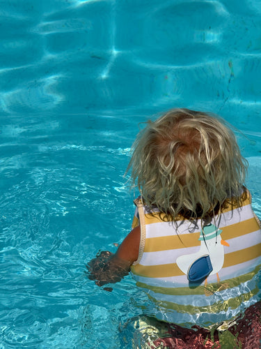 Sunnylife zwemvest in geel-wit Sid the Seagull design – geschikt voor kinderen van 2 tot 3 jaar (15–18 kg) | Ontdek Sunnylife bij Little Fashion Addict