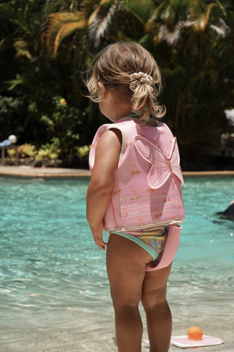 Zwemvest voor peuters van 2 tot 3 jaar in roze Cotton Candy Cherry design van Sunnylife | Ontdek Sunnylife bij Little Fashion Addict