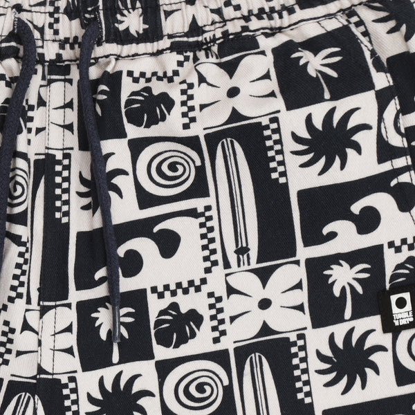 Zwart-witte jongensshort met surfprint van Tumble ’n Dry | Palm Cove Short van Tumble 'n Dry - verkrijgbaar bij Little Fashion Addict